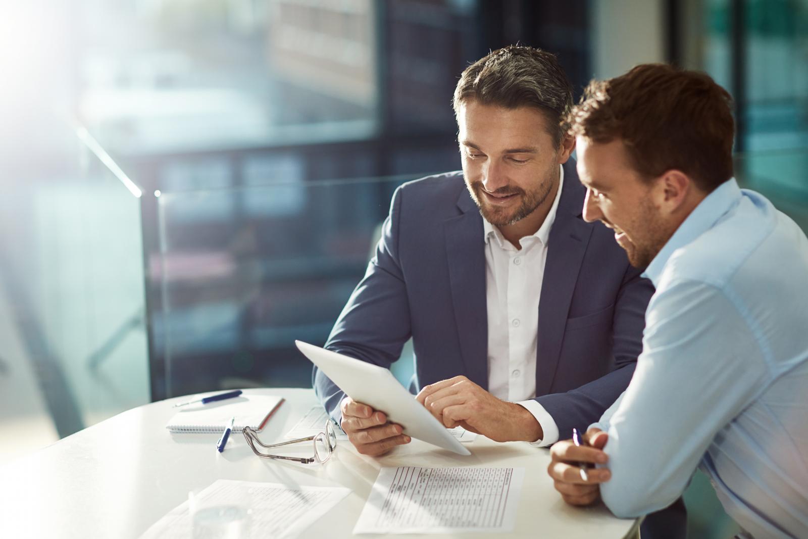 Aufnahme von zwei Geschäftsleuten, die ein Gespräch in einem Büro führen