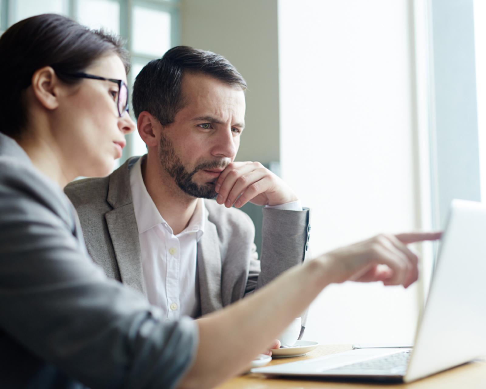 Zwei Dünnschicht-Designern analysieren ein optisches System