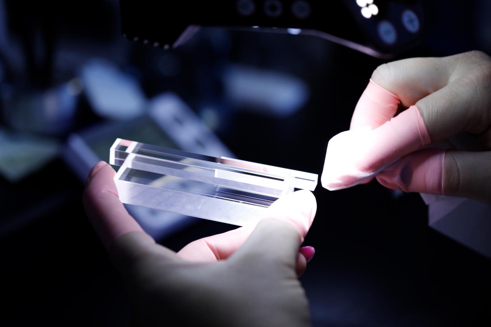 FISBA has been an expert in the grinding and polishing of glass optics for over 60 years, be it spherical optics or flat optics. 